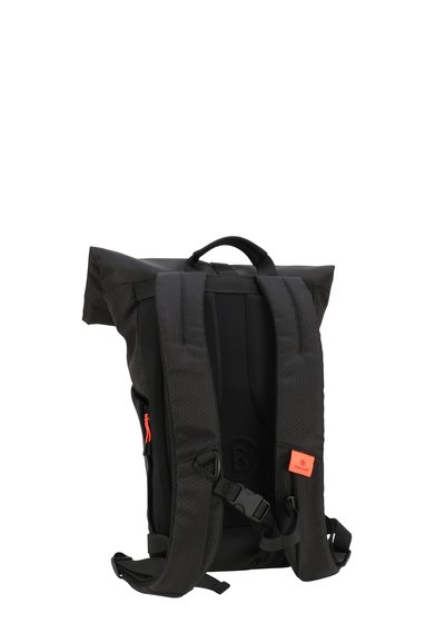 Svart rulltoppsryggsäck med strukturerad tyg, justerbara remmar, framficka och en orange accenttag. Hållbar, modern design.