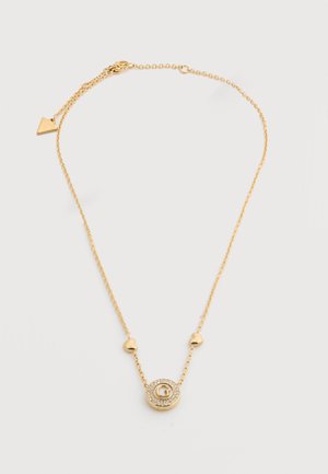 Collier délicat en chaîne d'or avec deux petites perles et un pendentif circulaire incrusté de minuscules cristaux clairs.