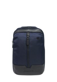 Bolso bandolera compacto azul marino y negro con bolsillo delantero vertical con cremallera y detalles de cuero texturizado.