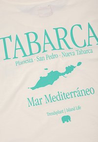 Biela bavlnená tričko s tyrkysovým textom: "TABARCA," mapa ostrova a "Mar Mediterráneo" so malou grafikou slona. Mäkka, hladká textura.