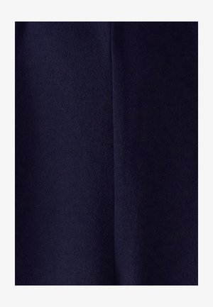 Marineblauwe stof met een zachte, textueuze oppervlakte, voorzien van een gladde afwerking en subtiele glans, met samengevoegde naden die de algehele structuur verbeteren.