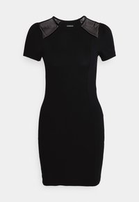 Robe noire cintrée longueur genou avec manches courtes bouffantes et panneaux triangulaires transparents sur les coutures des épaules.