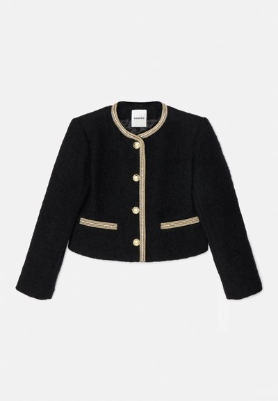 Sort cropped jakke lavet af struktureret stof, med guldtrim, fem knapper og to sidelommer med guld detaljer.