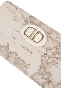 Portafoglio in pelle bianca con un design di mappa del mondo vintage in marrone chiaro, dotato di un accento bianco circolare e un logo dorato a doppia "D".