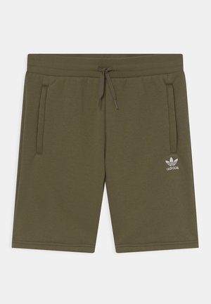 Shorts mi-longs vert olive avec taille élastique, cordon de serrage, poches latérales et petit logo blanc Adidas sur la jambe droite.