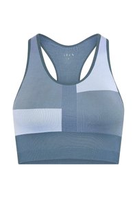 Modrá sportovní podprsenka s kombinací texturovaných a hladkých materiálů, s designem racerback a různými odstíny modré v panelových vzorech.