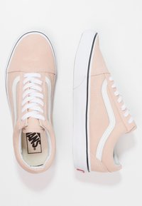 Rosa canvas sneakers med vita accenter, med låg toppdesign, rund tå, snörning fram och svart gummisula.