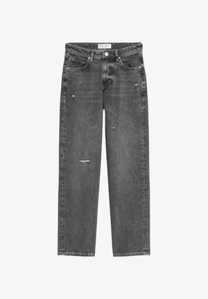 Grå denimbukser med en afslappet pasform, slidte detaljer, fem-lomme design og knappetryk. Stoffet har en blød, brugt tekstur.