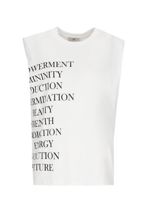 Top blanco sin mangas con texto negro que lista palabras como Empoderamiento, Feminidad, Determinación, Belleza, Fuerza, Energía, Futuro.