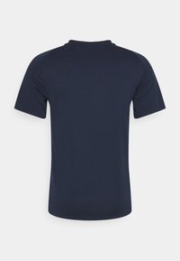 Camiseta de manga corta azul marino con cuello redondo, textura suave y diseño uniforme. Presenta un dobladillo recto y costuras laterales.