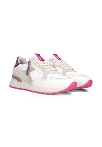 Witte en beige sneakers met roze zolen en metallic roze en gouden accenten, voorzien van veters en zijritsen.