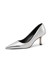 Pump argentato in metallo con punta affilata, superficie liscia e sottile tacco a stiletto nero accentuato da un piccolo dettaglio dorato.