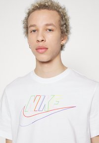 Nike Sportswear TEE CLUB - Print T-shirt - white