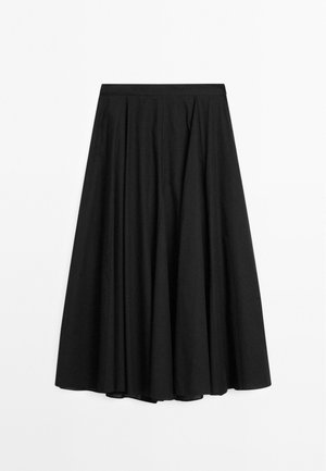 Jupe noire plissée, longueur genoux, avec une texture lisse et une taille ajustée ; présente une silhouette évasée fluide, conçue pour le confort et la polyvalence.