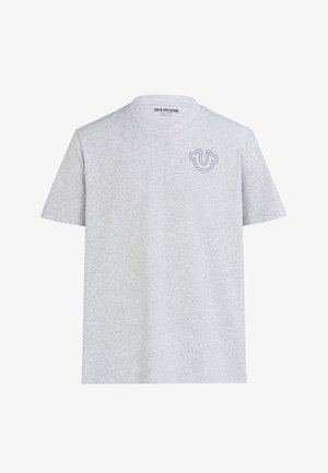 Szara bawełniana koszulka z okrągłym dekoltem i krótkimi rękawami. Wyrazisty niebieski haftowany logo na lewej piersi. Klasyczny krój.