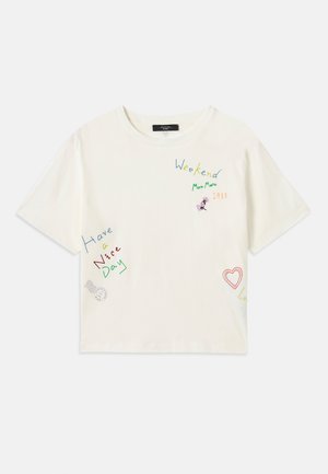 Weißes Baumwoll-T-Shirt mit kurzen Ärmeln, versehen mit bunten bestickten Texten und Designs, darunter "Wochenende", "Schönen Tag noch" und ein Herz.
