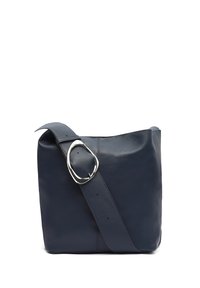 Borsa a tracolla in pelle blu navy con texture liscia e una fibbia argentata sovradimensionata sulla tracolla regolabile. Design semplice e funzionale.