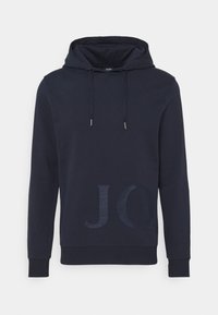 Marinblå hoodie med dragsko framtill, långa ärmar, ribbade mudd och en diskret "JO"-logotyp på den nedre fronten.