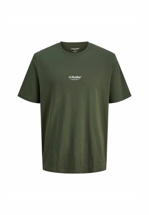 Olivgrünes Baumwoll-T-Shirt mit kurzen Ärmeln, Rundhalsausschnitt und subtilen weißen "JJ Studios"-Logo auf der Brust. Einfaches Design, lockere Passform.