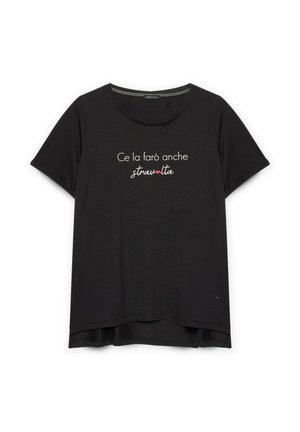Tricou scurt negru cu mânecă scurtă, fabricat dintr-un material moale. Are un decolteu rotund și un design cu text alb, accentuat de o inimioară roșie mică.