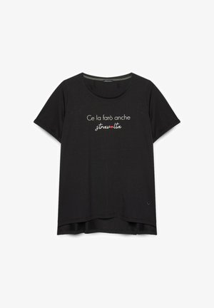 Tricou scurt negru cu mânecă scurtă, fabricat dintr-un material moale. Are un decolteu rotund și un design cu text alb, accentuat de o inimioară roșie mică.