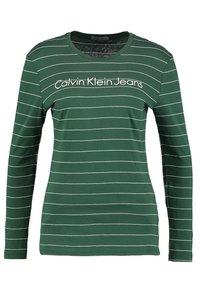 Grünes Langarmshirt aus weichem Stoff, mit weißen horizontalen Streifen und dem Text "Calvin Klein Jeans" auf der Vorderseite.