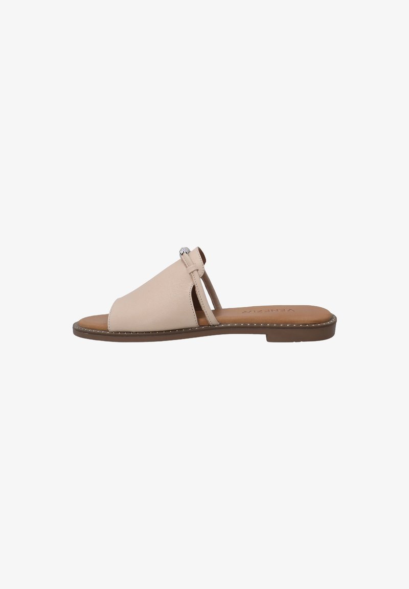 Beige leren instapsandaal met een gebogen bovenkant, open teen en een klein zilverkleurig accent. Glad textuur met een platte zool.