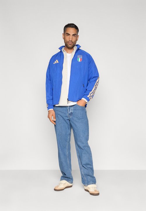 adidas Italy 2026 Anthem Jacket Asia Sizing 'Bold Blue' — foto 2
