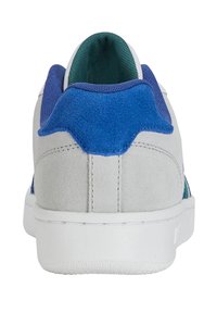 Graue Wildleder-Sneaker mit blauen und grünen Akzenten, gepolstertem Kragen und weißer Gummisohle. Merkmale sind die glatte Textur und die kontrastierenden Farbdetails.