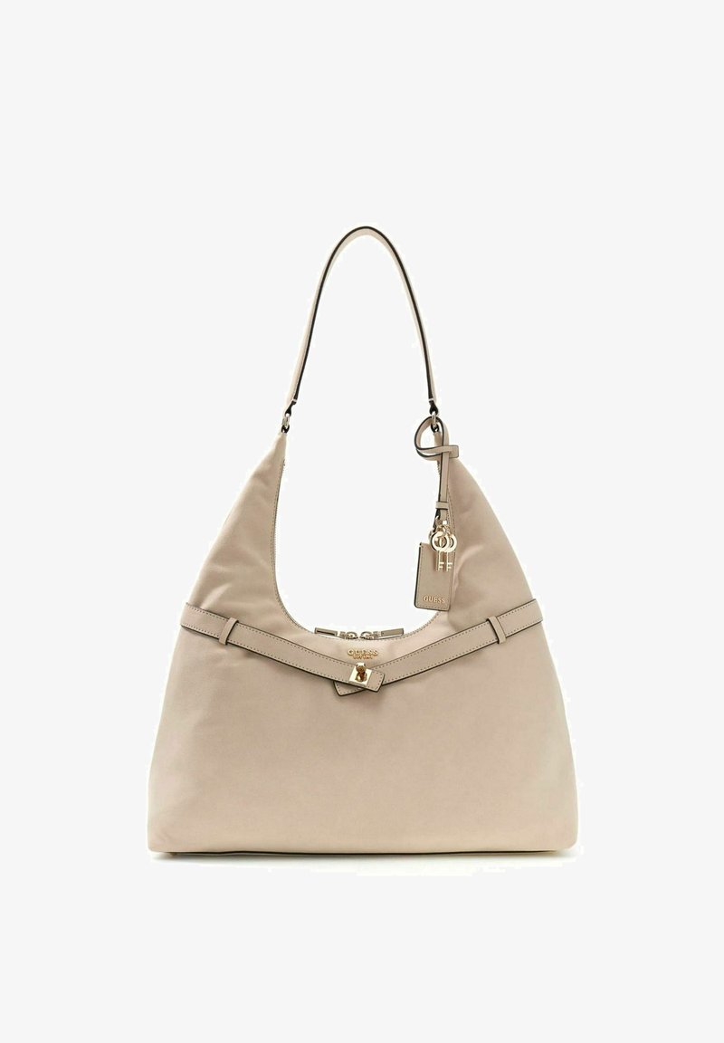 Sac à main beige porté épaule avec une seule bandoulière, une ceinture décorative à l'avant et une étiquette suspendue présentant de petits anneaux dorés et le nom de la marque.