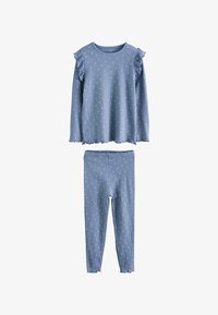 Conjunto de pijama azul de canalé con estampado de lunares. La parte superior tiene mangas con volantes; la parte inferior cuenta con una cintura elástica. Tejido suave, ajuste casual.