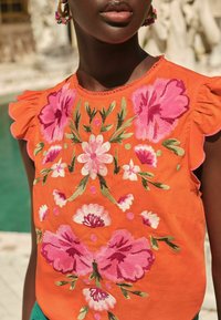 Love & Roses CREW NECK SHORT SLEEVE EMBROIDERED  - Blúzka - orange
