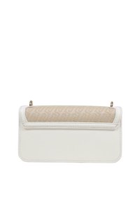 Bolso de mano de cuero blanco con un panel superior de tela beige con estampado. Cuenta con herrajes dorados y una forma rectangular sencilla.