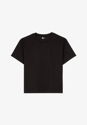 Camiseta negra de algodón con cuello redondo, mangas cortas y un logo sutil en la parte inferior izquierda. Textura suave, ajuste estándar.