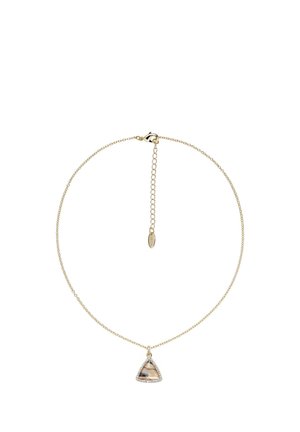 Collier chaîne en or avec un pendentif triangulaire orné d'une incrustation en nacre et de petits cristaux transparents sur les bords.