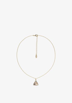 Collana con catena d'oro e ciondolo triangolare con intarsio in madreperla e piccoli cristalli trasparenti lungo i bordi.