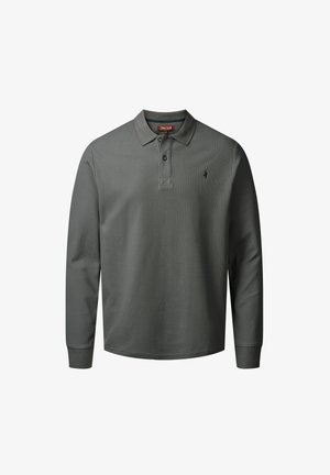 Polo de manga larga en gris oscuro con tejido texturizado. Cuenta con una tapeta de tres botones y un pequeño emblema en el pecho izquierdo.