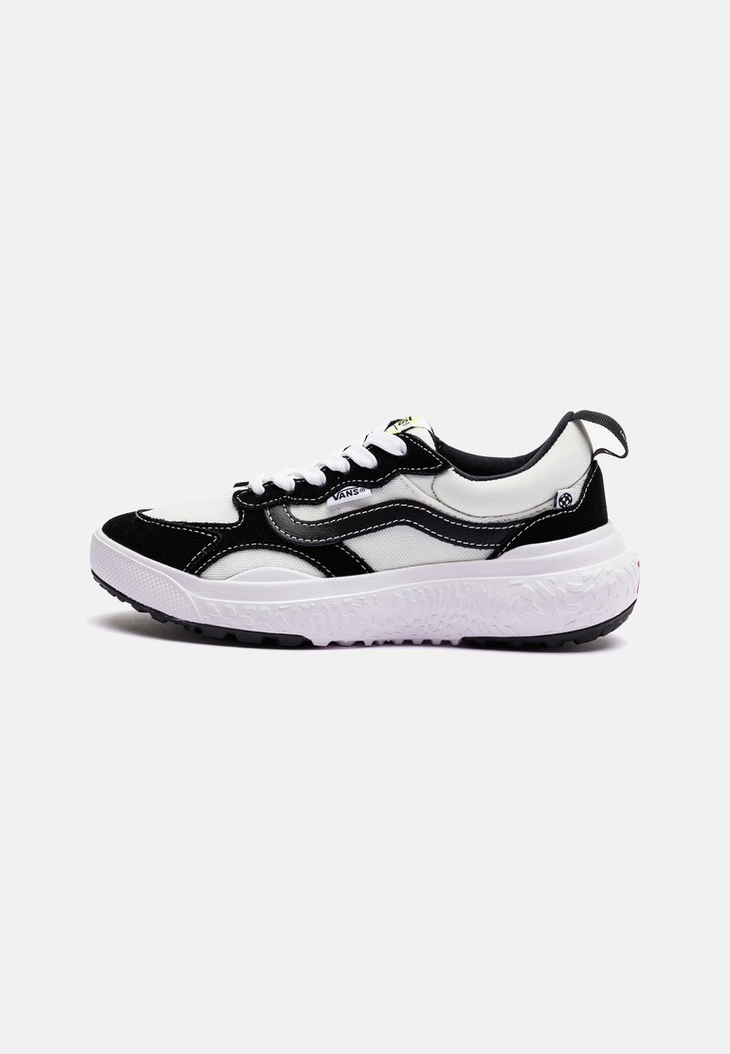 Sneaker in bianco e nero con tomaia in suede testurizzato, collare imbottito, suola in gomma spessa e dettagli di cucitura a contrasto.