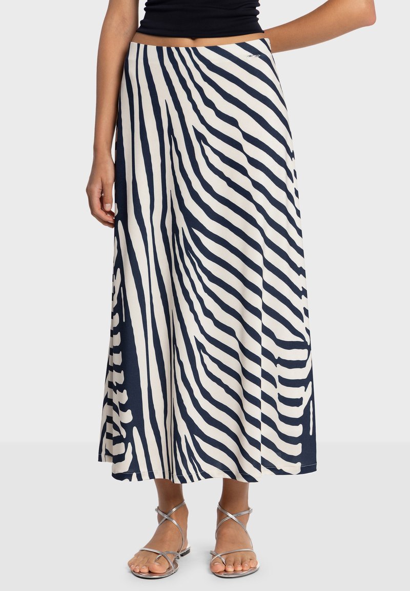 Gonna lunga a righe blu navy e bianche con silhouette fluente, realizzata in tessuto leggero, con cintura elastica e cuciture laterali.