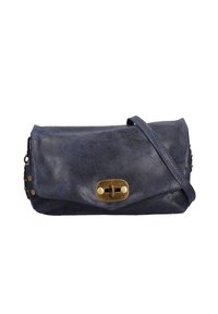 Clutch bag in pelle blu scuro con una texture liscia, design pieghevole e chiusura in tonalità oro. Dotata di una lunga tracolla e borchie decorative.