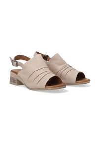 Beige, perforierte Leder-Slingback-Sandalen mit offenem Zeh, dezentem Raffung und niedrigem Blockabsatz. Verstellbare Schnalle am Knöchelriemen.