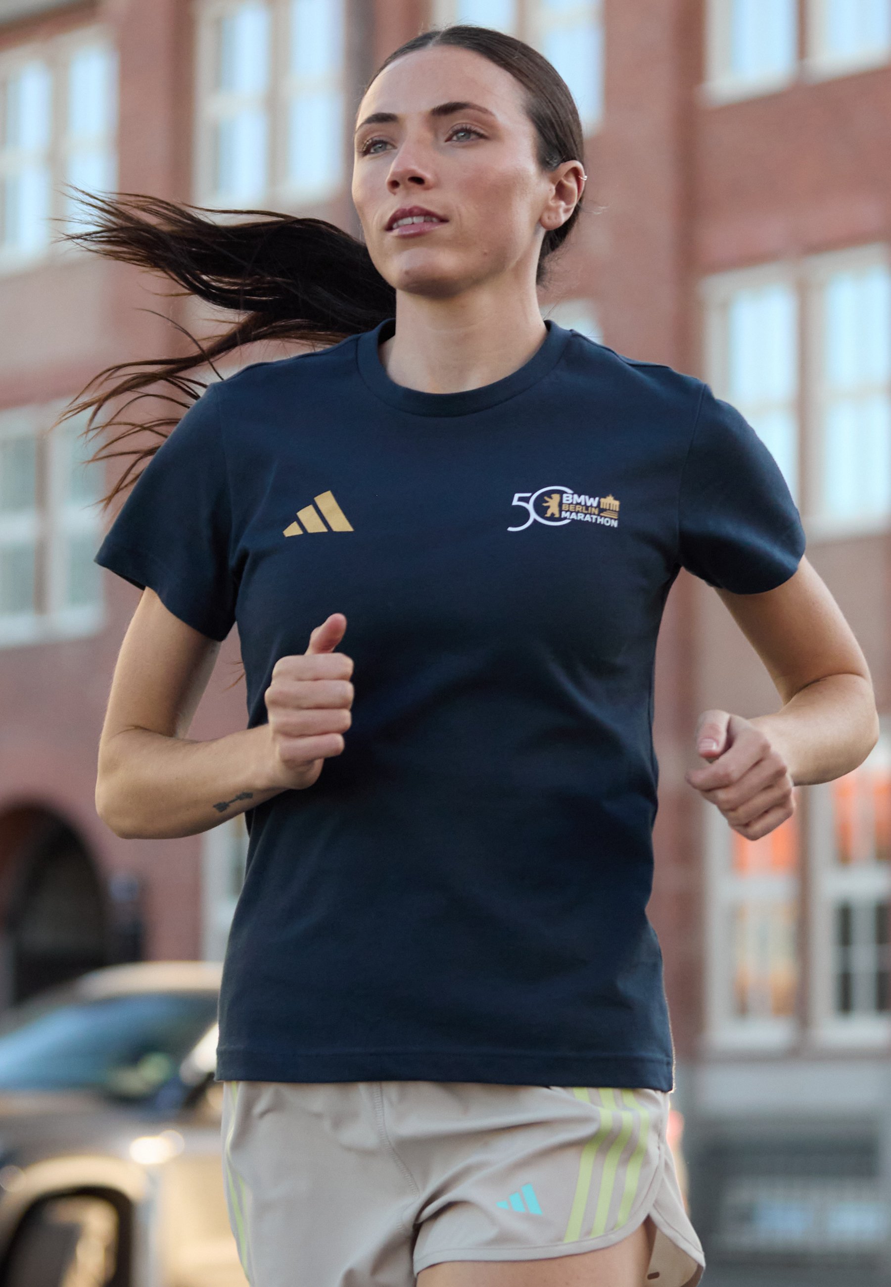 アディダス Adidas 【 Berlin Marathon Graphic T-Shirt Womens Women 】 レディース Adidas QR Event Damen Laufshirt Sport T-Shirt Top Berlin