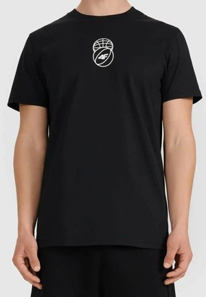 Man die een effen zwart T-shirt met korte mouwen draagt, met een klein wit basketbal- en "4F"-logo in het midden van de borst.