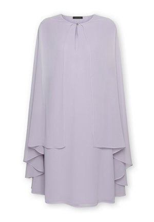 Laventelinvärinen polvipituinen mekko, jossa kerrokselliset viittahihat, avonainen pääntie, joka suljetaan yhdellä napilla, ja sulavasti laskeutuva kangas.