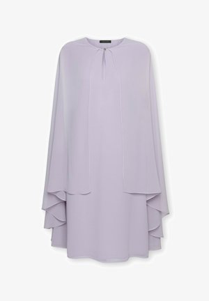 Lavendelkleurige jurk tot op de knie met gelaagde cape-mouwen, keyhole-halslijn met een enkele knoop en soepel vallende stof.