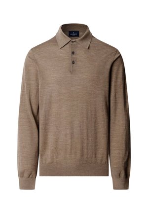 Polo tričko s dlhým rukávom z texturovanej hnedej tkaniny, s golierom a tromi čiernymi gombíkmi na légii. Jednoduchý, klasický dizajn.