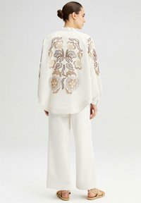 Touché Privé EMBROIDERED - Suvejakk - natural