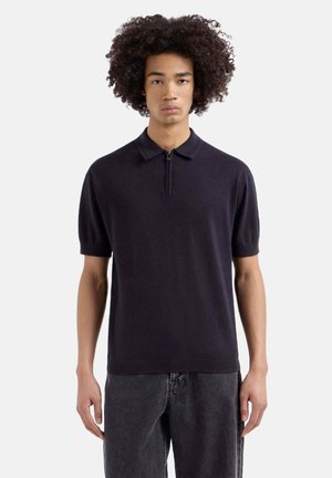 Polo shirt blu navy realizzato in tessuto a maglia leggero, con colletto a zip e maniche corte, dal design aderente e dalla texture morbida.