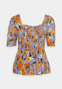 Blusa floral em roxo claro com flores laranjas e brancas. Apresenta um decote quadrado e mangas curtas bufantes, com detalhe franzido.