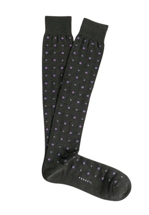 Calzini grigio scuro fino al ginocchio con piccoli motivi floreali geometrici rosa e bianchi e la scritta "PEROFIL" sul piede.